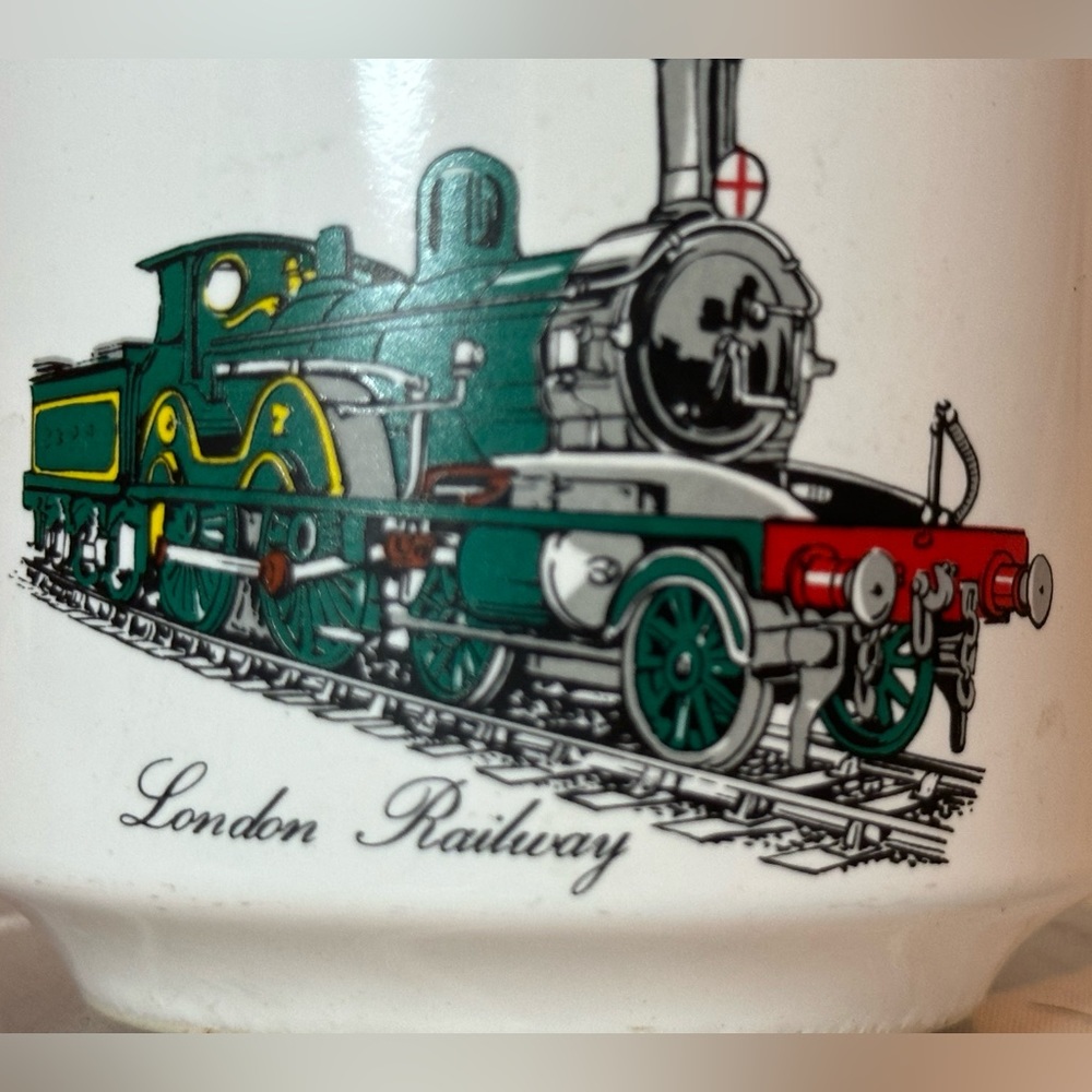 Vintage London Railway “Vic” Mug - Picture 3 of 6